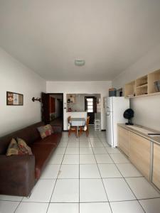 sala de estar con sofá y cocina en Apartamento Marisco, en Torres