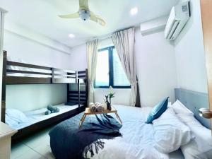 セティア・アラムにあるT3 1-10 Pax Trefoil 2Room Setia Alam Cozy Home WiFi TVのベッドと二段ベッドのある寝室