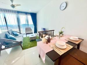 セティア・アラムにあるT3 1-10 Pax Trefoil 2Room Setia Alam Cozy Home WiFi TVのテーブルとソファのあるリビングルーム