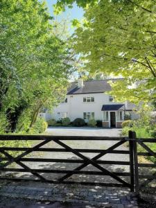 a wooden fence in front of a house at 2 x King & 1 Single bedroom - Sleeps 5 - Kitchen - by Canal in Barton under Needwood