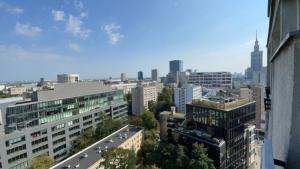 une vue aérienne sur une ville avec de grands bâtiments dans l'établissement A.G-Apartamenty Warszawa Centrum, à Varsovie