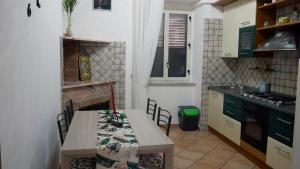 uma pequena cozinha com uma mesa e um fogão em Casa Franiti - Sul Mare em Sapri