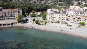 uma vista aérea da praia e de alguns edifícios em Casa Franiti - Sul Mare em Sapri