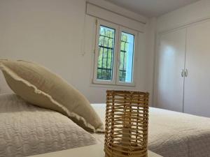 1 dormitorio con cama con almohada y ventana en Casa a la Costa Brava, en Calonge