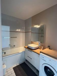 un bagno con lavandino e lavatrice di Résidence Ascot 7 pers a Le Touquet-Paris-Plage