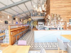 un restaurante con bar, mesas y sillas en 62 Pinewood en Mablethorpe