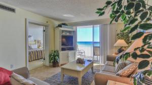 Χώρος καθιστικού στο Destin on the Gulf 606 - 2 bedroom Updated Gulf Front Property