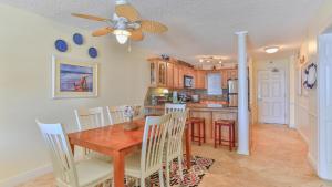 Η κουζίνα ή μικρή κουζίνα στο Destin on the Gulf 606 - 2 bedroom Updated Gulf Front Property +14 φωτογραφίες