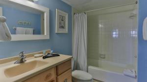 Ένα μπάνιο στο Destin on the Gulf 606 - 2 bedroom Updated Gulf Front Property