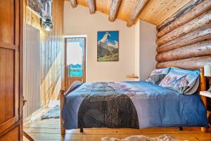 a bedroom with a bed in a log cabin at Baita Valmesta in Fiera di Primiero