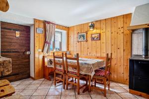 a dining room with a table and chairs at Baita Valmesta in Fiera di Primiero