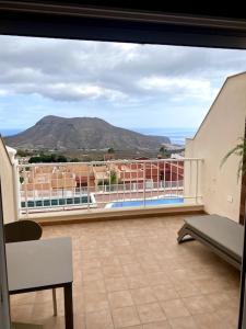 a balcony with a view of a mountain at Bonitos atardeceres sobre Los Cristianos in Chayofa