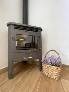 a fireplace with a basket of flowers in a room at A Casa do Maltês in Belver