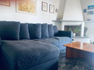 um sofá azul numa sala de estar com uma mesa em La casa di Dani em Florença