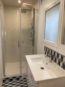a bathroom with a sink and a shower at Proche Paris et Disney avec piscine-calme absolu, terrasse et parking privé in Vaires-sur-Marne
