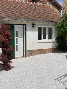 a white and green door of a house at Proche Paris et Disney-calme absolu in Vaires-sur-Marne