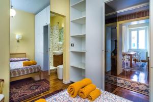 Pokój z sypialnią z łóżkiem i lustrem w obiekcie Casamati Flexyrent w Rapallo