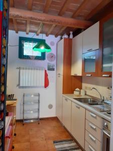 Кухня або міні-кухня у Casa di nonno Gio