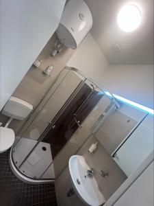 ein Bad mit einem Waschbecken und einem Spiegel in der Unterkunft CASILINO Hotel A 20 Wismar in Wismar