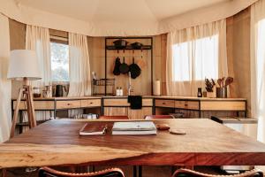 una cocina con una gran mesa de madera y sillas en Walden Retreats Hill Country en Johnson City