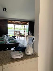 una licuadora sentada en un mostrador en una cocina en Casa no Paraíso dos Carneiros em Tamandaré, en Tamandaré 22 fotos más