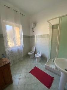y baño con aseo, ducha y lavamanos. en Casa Franceschini en Poggio Mirteto