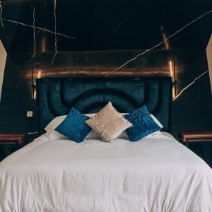 מיטה או מיטות בחדר ב-Örök Hotel