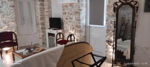 - un salon avec une table et un miroir dans l'établissement Xenonas "Alexandra's Coffee House", à Volímai