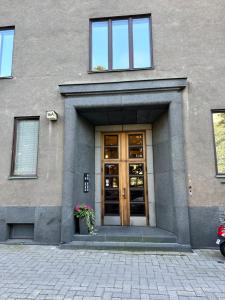 Eteläinen Hesperiankatu في هلسنكي: مبنى مع باب مع وعاء الزهور في الأمام