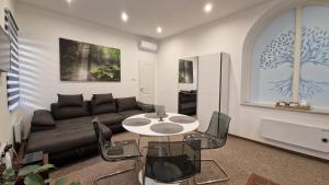 sala de estar con sofá, mesa y sillas en Red Lion Pub & Apartments Szentendre, en Szentendre
