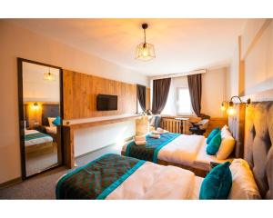 ein Hotelzimmer mit 2 Betten und einem Spiegel in der Unterkunft OTEL374 in Bolu