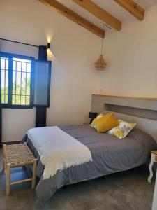 1 dormitorio con cama y ventana en Finca La Caprichosa, en Cortelazor