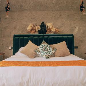 מיטה או מיטות בחדר ב-Örök Hotel