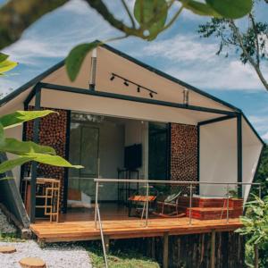 a small house with a wrap around deck at Örök Hotel in Rionegro