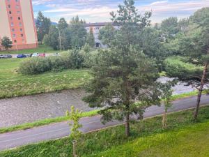 vistas a un río con árboles y a una carretera en Apartmán Gréner en Svit