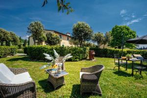 A garden outside Anna Farmhouse at Wine Resort