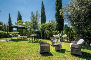 A garden outside Anna Farmhouse at Wine Resort