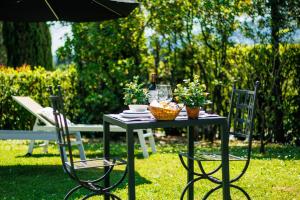 A garden outside Anna Farmhouse at Wine Resort