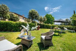A garden outside Anna Farmhouse at Wine Resort