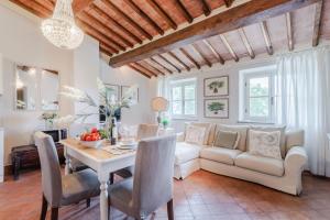 A seating area at Anna Farmhouse at Wine Resort