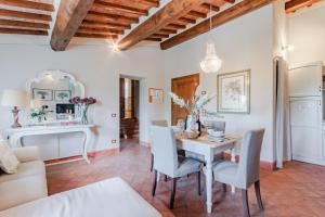 A seating area at Anna Farmhouse at Wine Resort