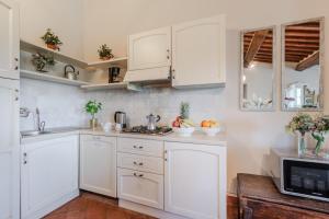 A kitchen or kitchenette at Anna Farmhouse at Wine Resort