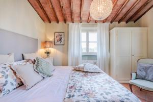 A bed or beds in a room at Anna Farmhouse at Wine Resort
