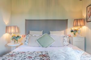 A bed or beds in a room at Anna Farmhouse at Wine Resort