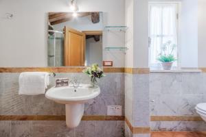 A bathroom at Anna Farmhouse at Wine Resort