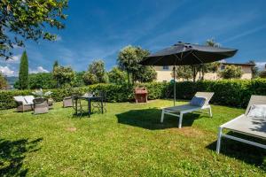 A garden outside Anna Farmhouse at Wine Resort