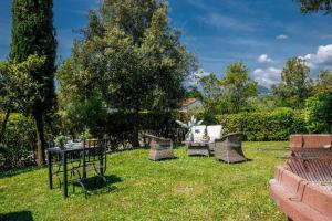 A garden outside Anna Farmhouse at Wine Resort