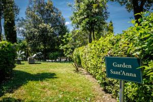 A garden outside Anna Farmhouse at Wine Resort