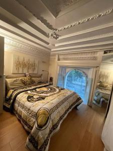 1 dormitorio con 1 cama grande en una habitación en Grade II Listed Balconied 3-Bed Mezzanine Kensington Flat, en Londres