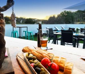 - une table avec un plateau de pain et un verre de bière dans l'établissement Tranquil and spacious 5 bedroom family villa, à Sant Pere de Ribes
